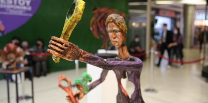 Escultura de un hombre, expuesta en la XII Bienal Internacional de Arte de Suba