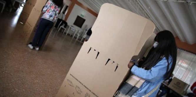 Jóvenes votando en las elecciones de los Consejos Locales de Juventud, en Suba