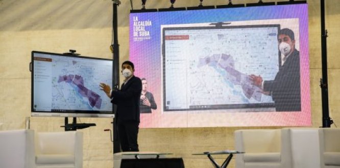 El alcalde local de Suba, Julián Moreno, explicando en la Audiencia de Rendición de Cuentas 2020 los mapas interactivos de la localidad.