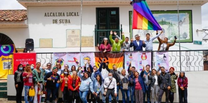 PERSONAS POSANDO PARA LA IZADA DE BANDERA LGBTI