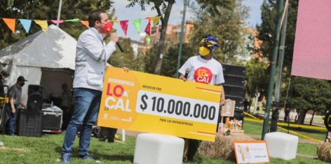 Entrega de cheque simbólico de 10 millones de pesos a emprendedor, por parte del alcalde mayor (e) de Bogotá, Luis Ernesto Gómez.
