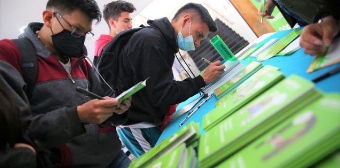 Jóvenes participando en la I Feria universitaria y de visibilización de emprendimientos en colegios de Suba