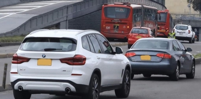 Carros circulando por las vias de Bogotá