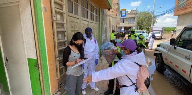 Una ciudadana recibe ayudas alimentarias en su hogar, en Suba
