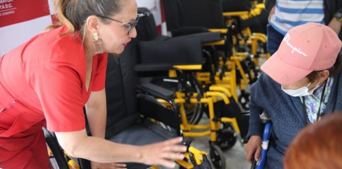 Entrega sillas de ruedas en localidad de Suba a ciudadanos