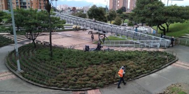 Espacio público de Suba con jardines sembrados para recuperación ambiental