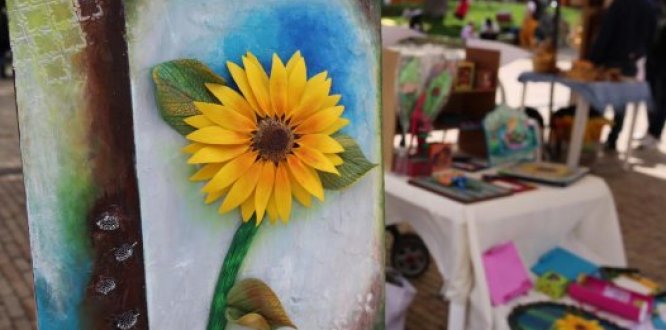 Emprendimiento artístico en la localidad de Suba: es un cuadro con un girasol pintado