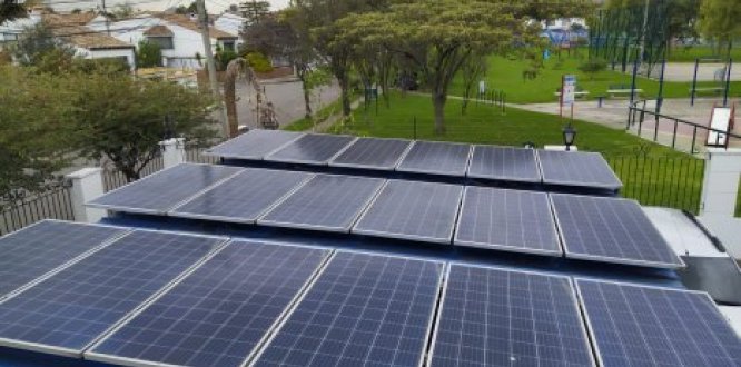 Paneles solares instalados en la sede Las Villas, de la Alcaldía Local de Suba