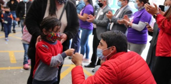 El alcalde local de Suba, Julián Andrés Moreno Barón, recibiendo a niñas y niños que regresaron a clases presenciales en colegios oficiales de la localidad
