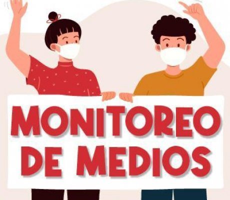 Dos personas alzando los brazos con un letrero en el que se lee "monitoreo de medios"