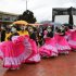 Bailarinas ganadoras de la beca Es Cultura Local, con faldas rosadas, danzando en la plazoleta del Portal de Suba de Transmilenio