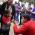 El alcalde local de Suba, Julián Andrés Moreno Barón, recibiendo a niñas y niños que regresaron a clases presenciales en colegios oficiales de la localidad