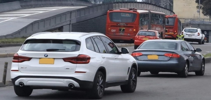 Carros circulando por las vias de Bogotá