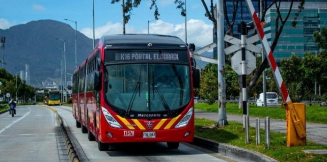 Bus de Transmilenio en la ciudad de Bogotá