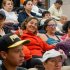 Personas en un auditorio sonriendo